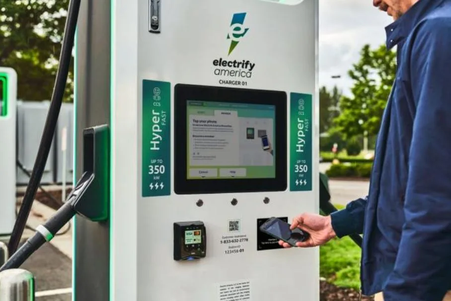 Electrify America veut rendre les chargeurs de VE aussi faciles à utiliser que les pompes à essence