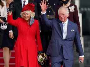 Le prince britannique Charles et Camilla, duchesse de Cornouailles, partent après avoir assisté à la cérémonie d'ouverture de la sixième session du Senedd à Cardiff, Pays de Galles, le 14 octobre 2021.