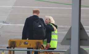 Le prince Harry est photographié avec un employé de l'aéroport avant de monter à bord d'un avion à l'aéroport international d'Aberdeen à Aberdeen, en Grande-Bretagne, le 9 septembre 2022.