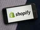 Le logo Shopify Inc. affiché sur un smartphone.