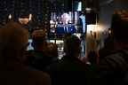 Les buveurs du pub Prince of Wales dans le centre de Londres regardent un discours télévisé du roi britannique Charles III, prononcé depuis le Blue Drawing Room du palais de Buckingham à Londres le 9 septembre 2022, un jour après la mort de la reine Elizabeth II à l'âge de 96 ans . 