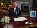 Le roi Charles III fait une allocution télévisée à la Nation et au Commonwealth depuis le salon bleu du palais de Buckingham à Londres le 9 septembre 2022, un jour après la mort de la reine Elizabeth II à l'âge de 96 ans. 