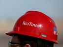 Le logo Rio Tinto sur le casque d'un visiteur dans une mine de borates à Boron, en Californie.