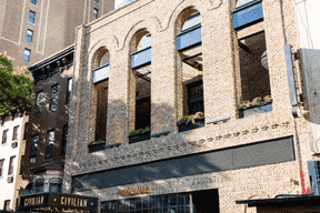 La façade voûtée du Civilian est un hommage aux détails architecturaux d'un théâtre de Broadway.  (Mélanie Landsman pour le Washington Post)