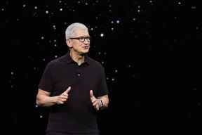 Le PDG d'Apple, Tim Cook, présente le nouvel iPhone 14 lors d'un événement Apple à son siège social à Cupertino, en Californie, le 7 septembre 2022.