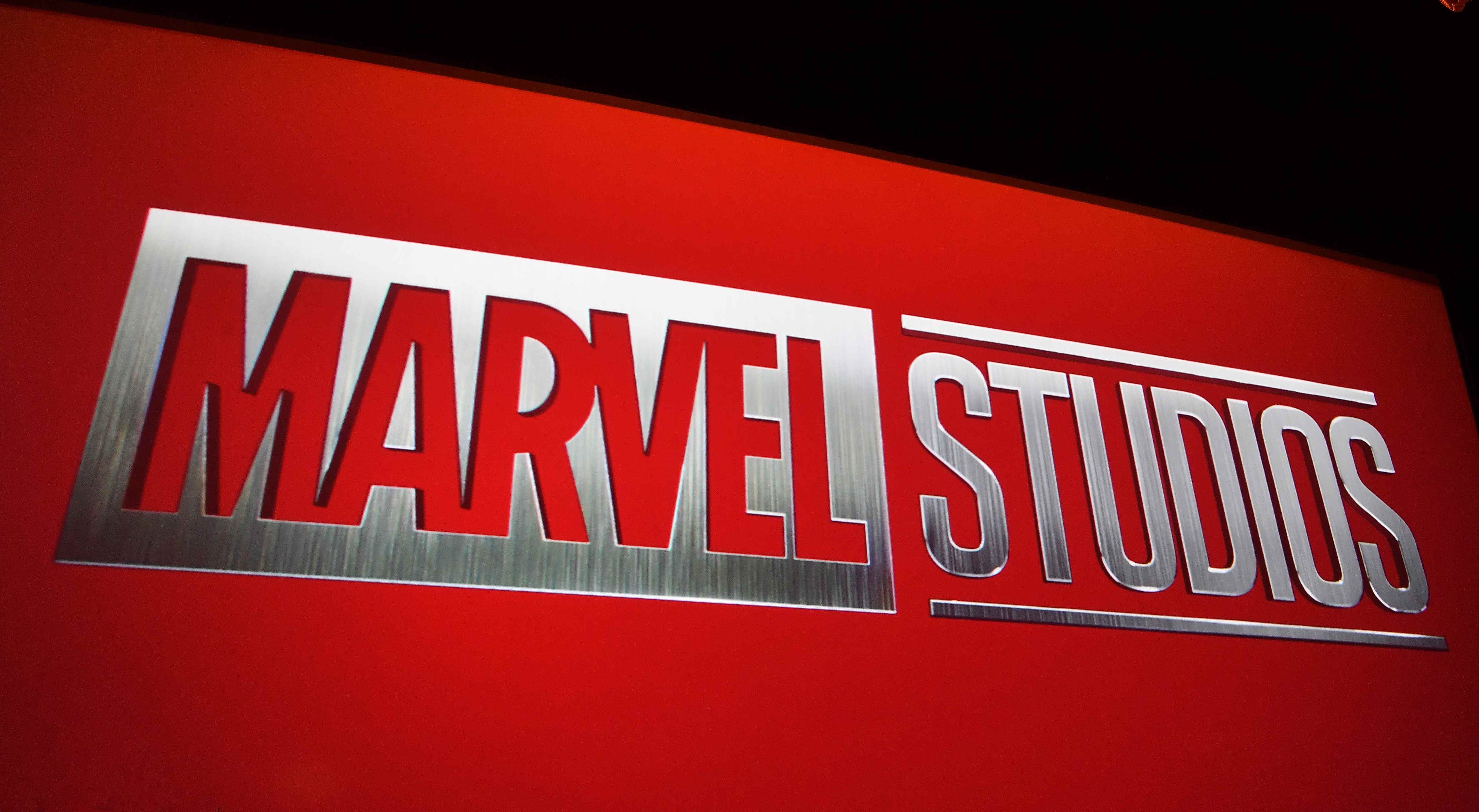 Logo Marvel Studios sur écran de cinéma