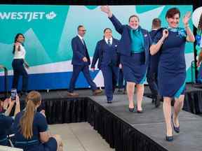 WestJet dévoile ses nouveaux uniformes lors d'un défilé de mode à l'aéroport international de Calgary le 7 septembre 2022. Les uniformes ont été créés pour toutes les morphologies, permettant aux WestJetters de choisir la collection qui reflète le mieux leur style et leur identité.