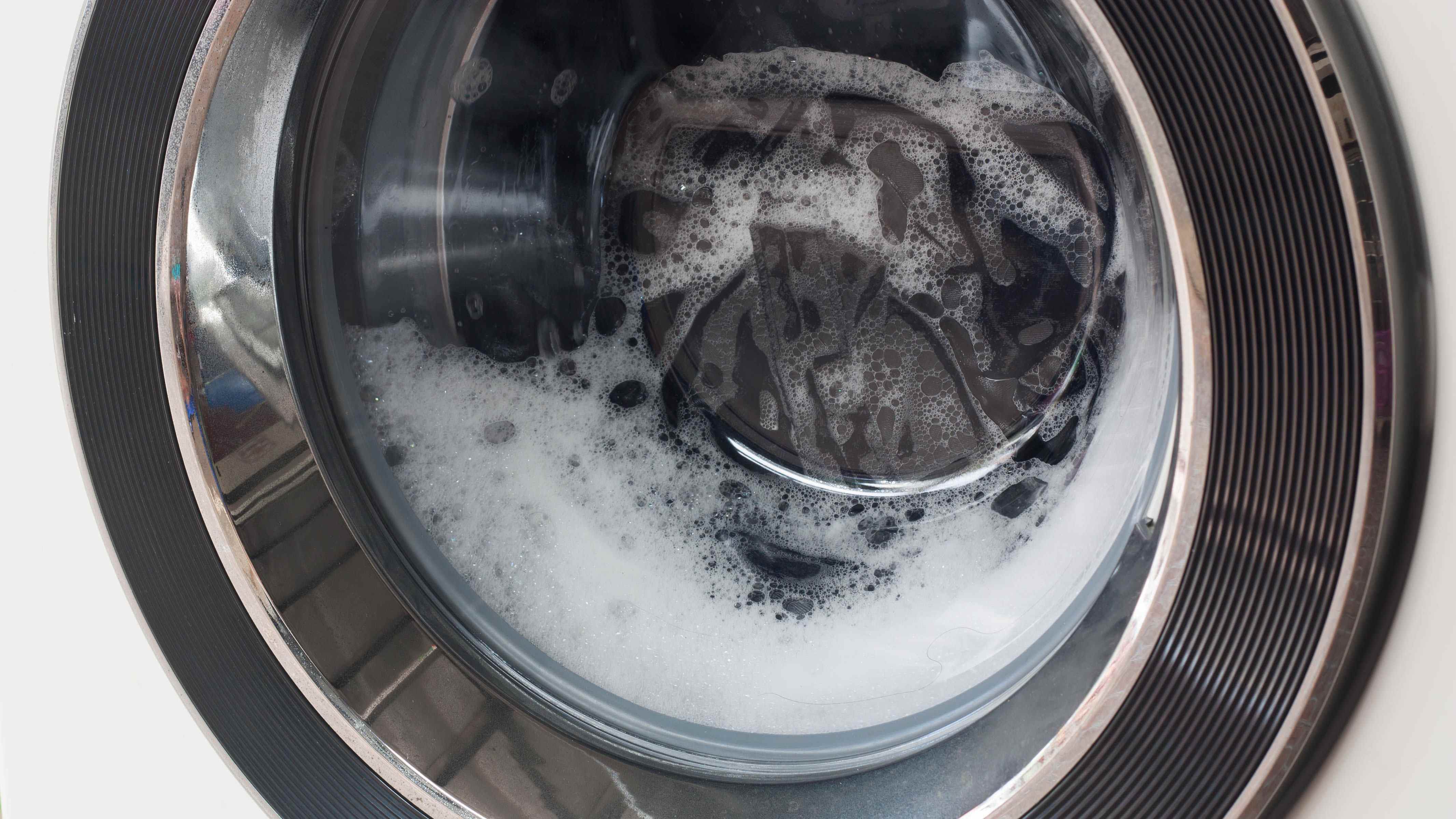 Une machine à laver en marche avec de la mousse dans la charge