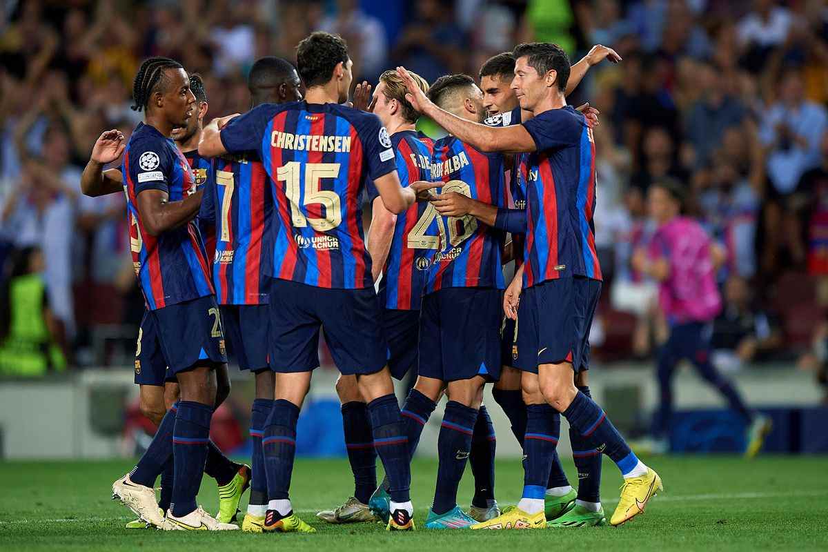 Les joueurs de Barcelone célèbrent leur but lors du match du groupe C de l'UEFA Champions League entre le FC Barcelone et le FC Viktoria Plzen à Barcelone, en Espagne, le 7 septembre 2022.