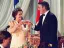 La reine Elizabeth II porte un toast avec le premier ministre Brian Mulroney à Québec le 23 octobre 1987. 