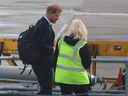 Le prince Harry monte à bord d'un avion à l'aéroport international d'Aberdeen, après le décès de la reine Elizabeth, à Aberdeen, en Grande-Bretagne, le 9 septembre 2022.