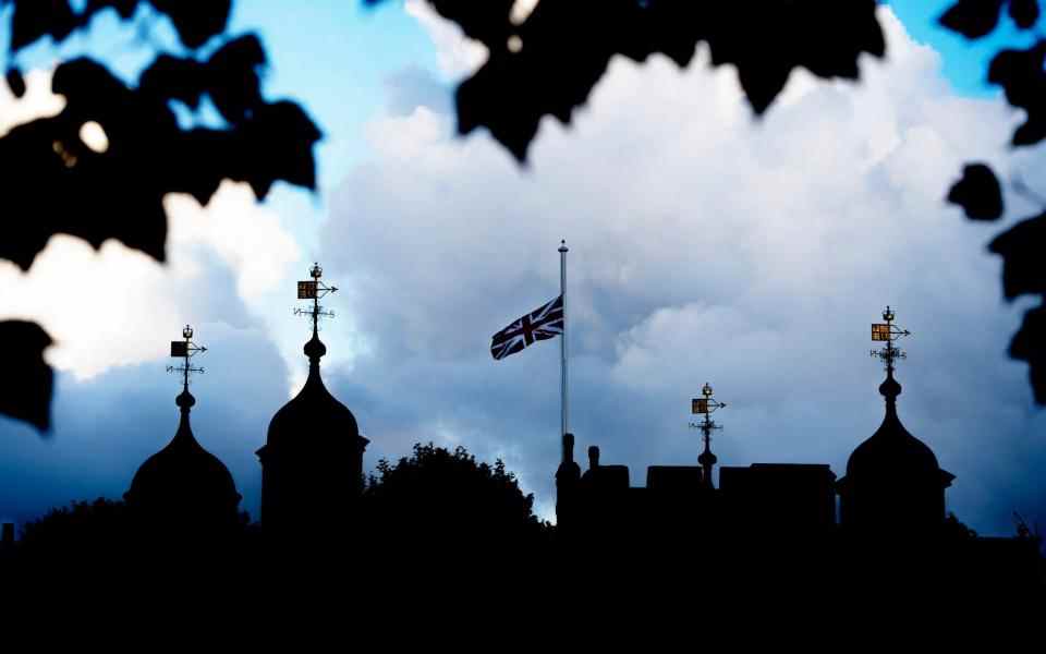 Le drapeau de l'Union est mis en berne à la Tour de Londres jeudi après le décès de Sa Majesté - Eddie Mulholland 