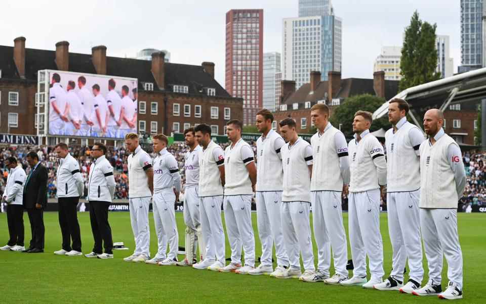 L'équipe anglaise de cricket a observé une minute de silence avant la troisième journée du match test contre l'Afrique du Sud à The Oval - GETTY IMAGES