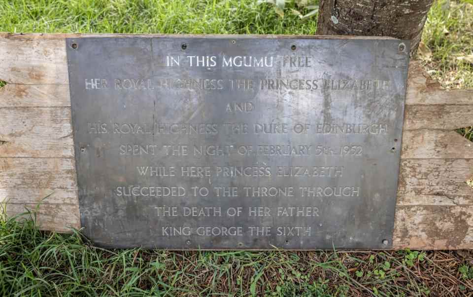 En 1954, la cabane dans les arbres d'origine a été attaquée par les rebelles Mau Mau.  La seule chose qui a survécu est une plaque commémorant la visite royale - Patrick Meinhardt