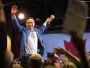 Le candidat à la direction du parti conservateur Pierre Poilievre salue des partisans lors d'un rassemblement à Saskatoon le 31 mai 2022.