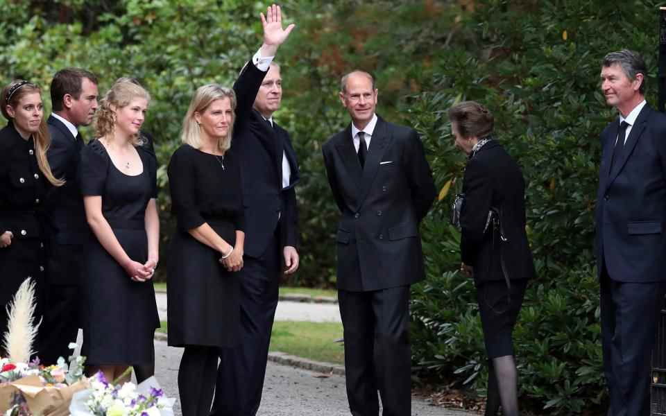 Les membres de la famille royale devant les portes du château de Balmoral le 10 septembre - Scott Heppell/AP