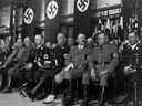 Une photo non datée montre le chancelier nazi allemand Adolf Hitler participant à un rassemblement avec des hauts fonctionnaires nazis.