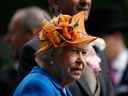 (FICHIERS) Dans cette photo d'archive prise le 16 juin 2016, la reine Elizabeth II de Grande-Bretagne regarde pendant la cérémonie de présentation de la Gold Cup lors de la journée des dames à la rencontre de courses de chevaux Royal Ascot à Ascot, à l'ouest de Londres.  - (Photo par ADRIAN DENNIS/AFP via Getty Images)