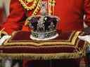 La reine Elizabeth portait la couronne impériale d'État aux ouvertures du Parlement, entre autres événements. 