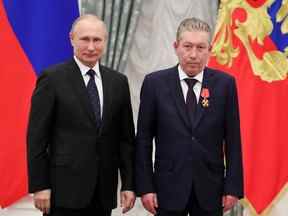 Le président russe Vladimir Poutine, à gauche, et Ravil Maganov, qui était président du conseil d'administration de la compagnie pétrolière Lukoil, posent pour une photo lors d'une cérémonie de remise des prix au Kremlin à Moscou le 21 novembre 2019.