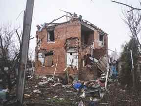 Les combats en Ukraine ont été controversés.  Cette photo publiée par le magazine Cukr le 19 avril 2022 montre l'épave d'une maison après un bombardement dans la ville de Klymentove, Sumy, Ukraine.