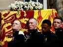Les porteurs portent le cercueil de la reine Elizabeth alors que le corbillard arrive au palais de Holyroodhouse à Édimbourg, en Écosse, le 11 septembre 2022. 
