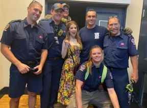 L'actrice Anna Kendrick pose avec les pompiers de Toronto (de gauche à droite) Brian White, Mike Dinsmore, Shane Elliot, Scott Fitzpatrick, Scott Tyrrell et Megan Campbell, qui travaillent respectivement aux postes de pompiers 332 et 331 de Toronto.