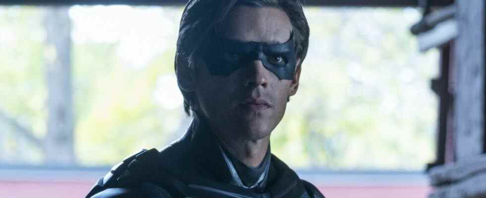 Nightwing in costume in Titans Season 3
