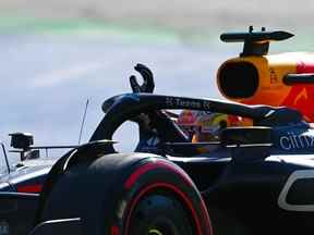 Le vainqueur de la course Max Verstappen salue la foule lors du Grand Prix F1 d'Italie à l'Autodromo Nazionale Monza le 11 septembre 2022 à Monza, Italie