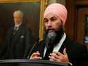 Le chef du Nouveau Parti démocratique, Jagmeet Singh, réagit au budget 2022-23, devant la Chambre des communes sur la Colline du Parlement, à Ottawa, le 7 avril 2022.