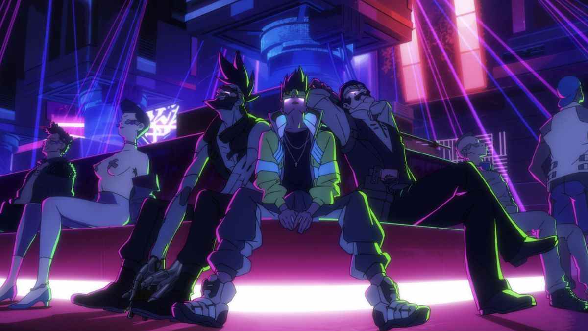 Trois personnages assis sur un banc de club avec des lumières laser s'illuminant en rose, bleu et violet autour d'eux ;  ils lèvent tous les yeux, tout comme les personnes à proximité