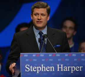 Stephen Harper en 2004 à la veille de remporter la direction du Parti conservateur.