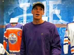 Le capitaine des Oilers d'Edmonton, Connor McDavid, traverse la salle du Temple de la renommée de Rogers Place à Edmonton après un patinage d'équipe informel le lundi 12 septembre 2022.