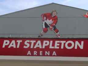 Une peinture de feu Pat Stapleton est suspendue au-dessus de l'entrée principale de l'aréna renommé Pat Stapleton à Sarnia.
