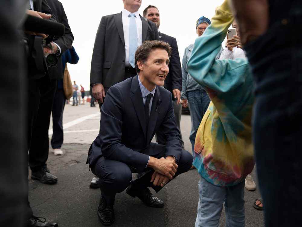 Le premier ministre Justin Trudeau salue une jeune fille dans une foule à la suite d'une annonce faite lors de la retraite estivale du caucus libéral à St. Andrews, au Nouveau-Brunswick, le mardi 13 septembre 2022.