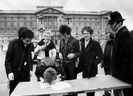 Le groupe britannique les Sex Pistols signe un nouveau contrat d'enregistrement devant Buckingham Palace à Londres, 1977.