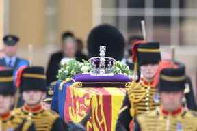 Le chariot d'armes à feu portant le cercueil de feu la reine Elizabeth II quitte le palais de Buckingham, transférant le cercueil au palais de Westminster à Londres, le mercredi 14 septembre 2022.