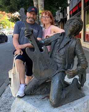 Lance Hornby et sa femme Julie avec le Jimi Hendrix près de la maison de Seattle dans laquelle il a appris à jouer de la guitare pour droitier à l'envers.