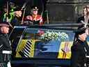 Le cercueil de la reine Elizabeth II arrive du palais de Holyroodhouse à la cathédrale Saint-Giles, à Édimbourg, en Écosse, le lundi 12 septembre 2022, où la reine Elizabeth II reposera.