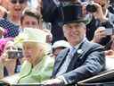 La reine Elizabeth et le prince Andrew, duc d'York, assistent à Royal Ascot le 22 juin 2019.