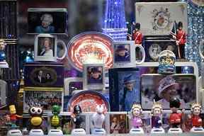 Des souvenirs de feu la reine Elizabeth II sont vus dans la vitrine d'un magasin à Canterbury, dans le sud-est de l'Angleterre, après le décès de la reine Elizabeth II de Grande-Bretagne.