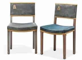 Une paire de fauteuils de couronnement Elizabeth II en chêne cérusé (1953) vue sur le site de Christie's.