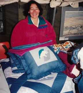 Joy Suluk et la courtepointe qu'elle a vendue à Queen and Co. en 1994.