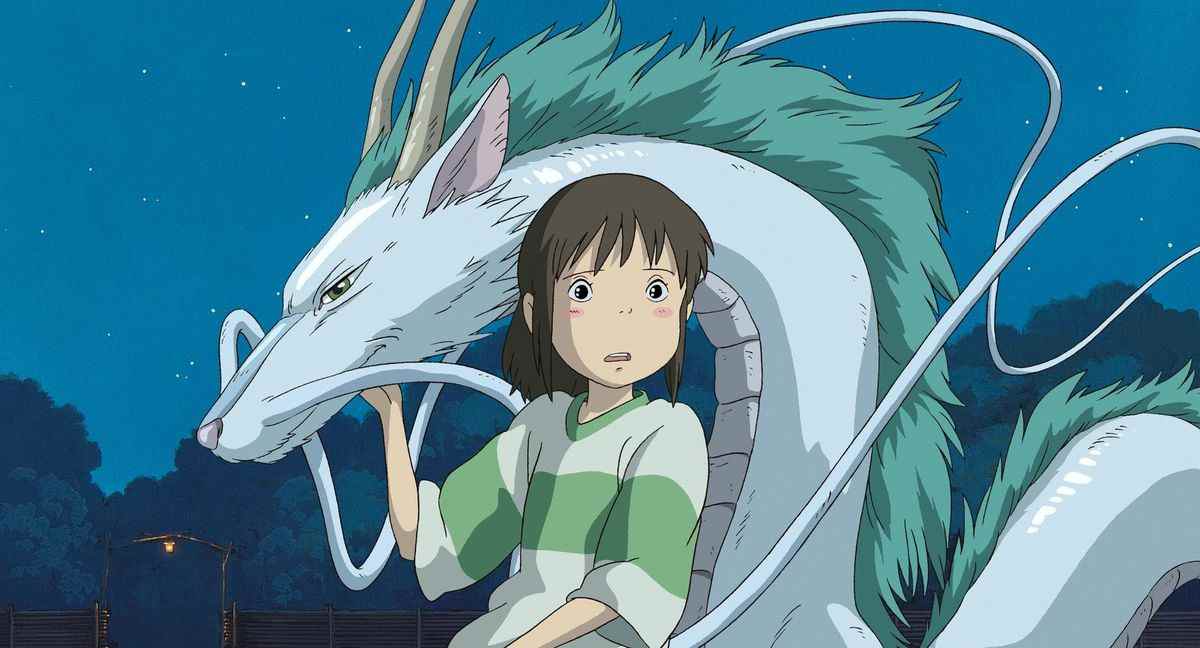 une jeune fille et un dragon d'eau halètent devant quelque chose hors écran dans Spirited Away