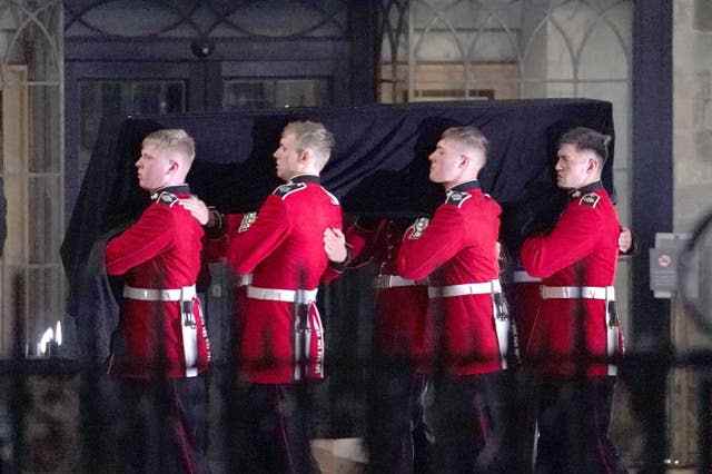 Quatre soldats se tenaient de chaque côté du cercueil lorsqu'il a été emmené à l'abbaye de Westminster