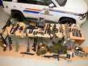 La photo fournie par la GRC le lundi 14 février 2022 montre un large assortiment d'armes et de munitions saisies près de Coutts lors d'une répression près de la frontière canado-américaine.
