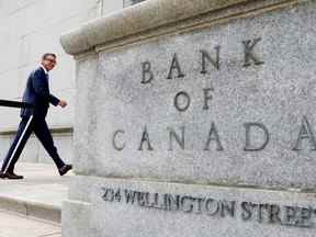 Le gouverneur de la Banque du Canada, Tiff Macklem, marchant devant l'édifice de la Banque du Canada à Ottawa.