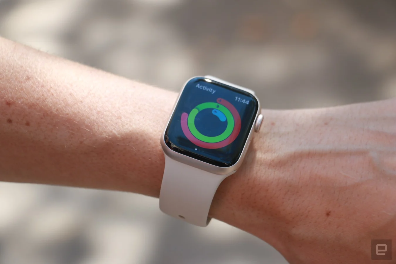 L'Apple Watch SE (2022) au poignet d'une personne, montrant l'application Activité et les sonneries.