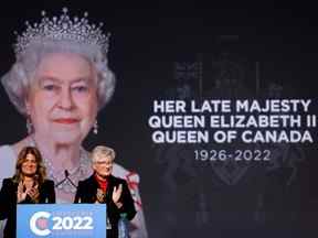 Valerie Assouline et Deborah Gray applaudissent après le décès de la reine Elizabeth de Grande-Bretagne, lors de l'élection à la direction du Parti conservateur du Canada à Ottawa, Ontario, Canada, le 10 septembre 2022.