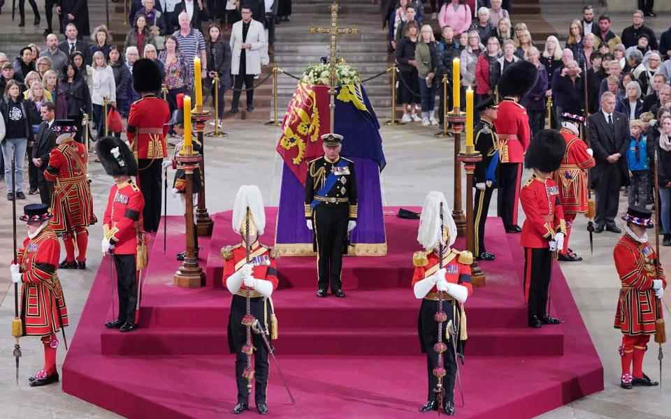 Le roi Charles III, la princesse royale, le duc d'York et le comte de Wessex tiennent une veillée à côté du cercueil de la reine Elizabeth II alors qu'il repose sur le catafalque de Westminster Hall - Reuters